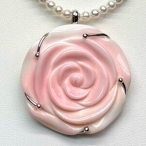 NQC14 UNIQUE Handcarved 3D FLOWER Organic BlushPink QueenConch Pendant 18KWGS925